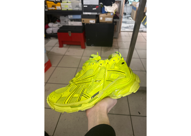 Balenciaga runner neon