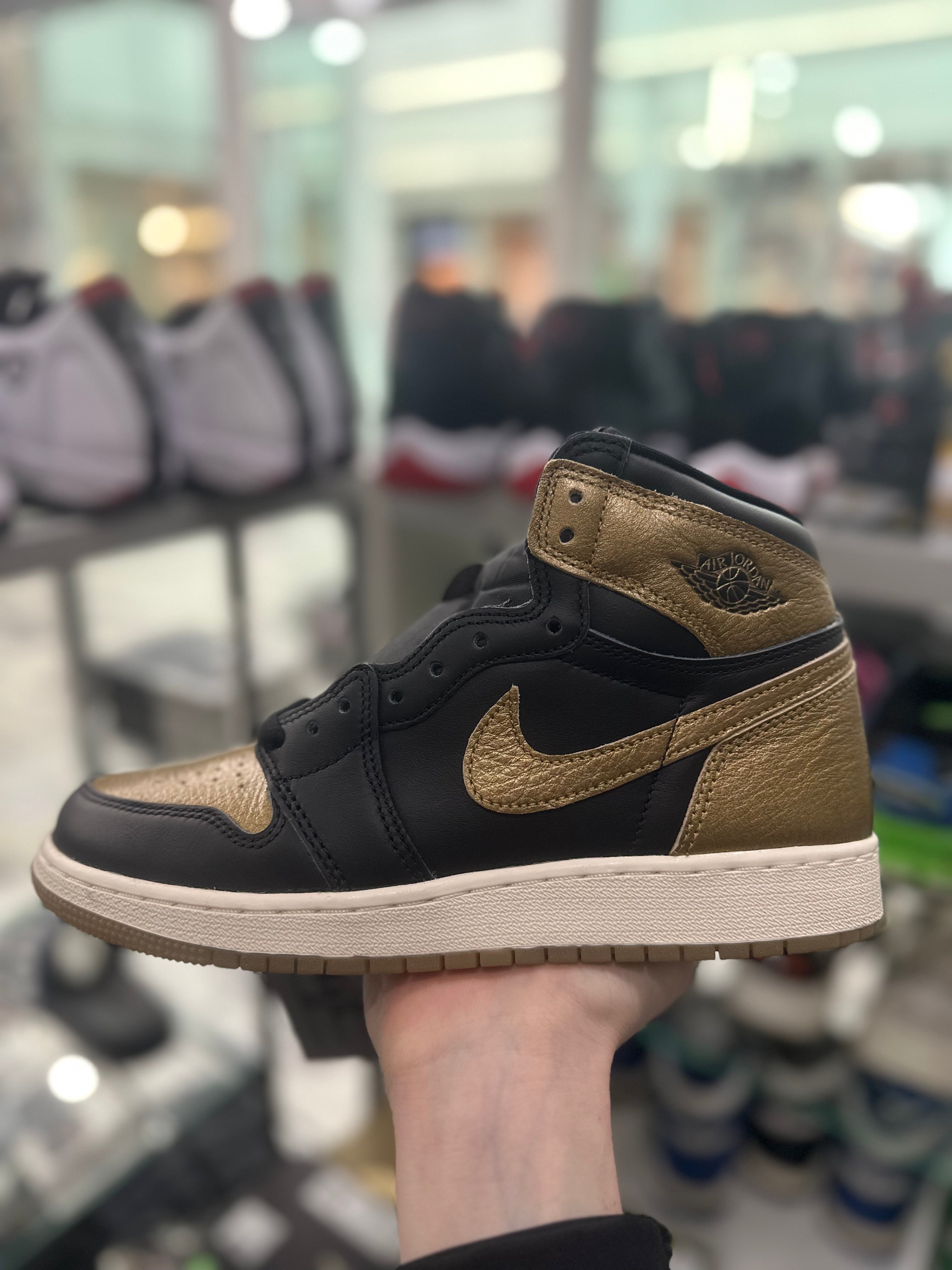 Air Jordan 1 Retro High OG GS Black Gold