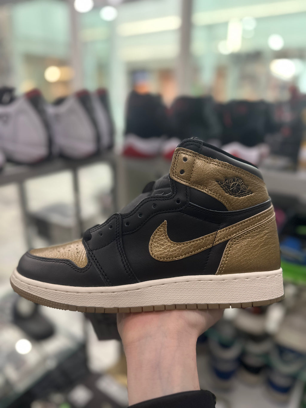 Air Jordan 1 Retro High OG GS Black Gold